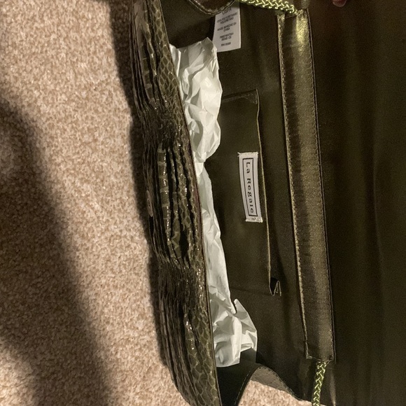 NWT. La Regale convertible clutch/purse with strap. Olive. - Picture 5 of 7